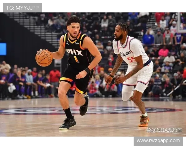 布克与中文布克合影互动投篮视频引发球迷热议 布克与中文布克合影互动投篮视频引发球迷热议